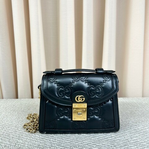 Gucci古馳黑金全皮郵差包 經典GG壓紋 金色鎖扣 鏈條肩帶 可單肩可斜挎可手提 容量實用 日常通勤百搭