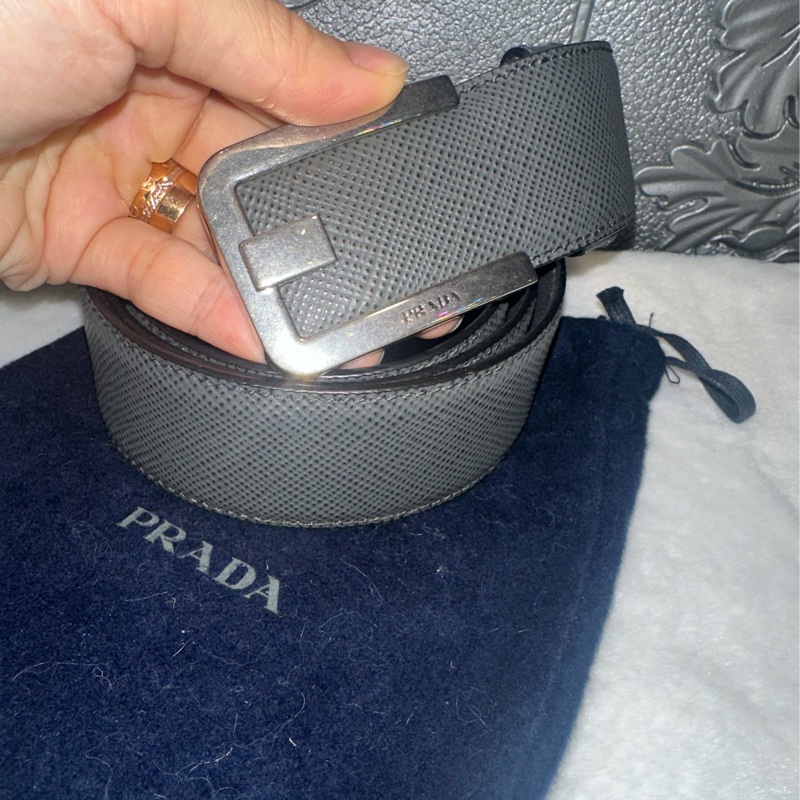 普拉達 Prada 經典的 Saffiano 荔枝紋(十字紋)皮革 灰色 男裝皮帶-1