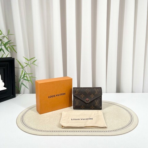 LV路易威登 老花短款三折疊豆豆錢包 經典老花配棕色內裡 內裡有隔層 可放現金