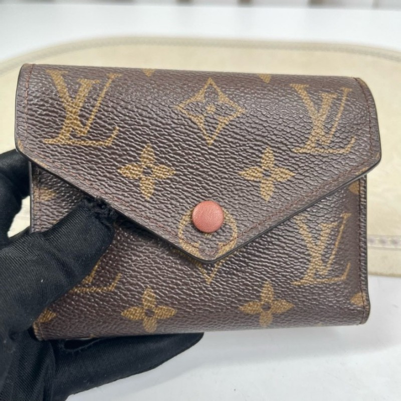 LV路易威登 老花短款三折疊豆豆錢包 經典老花配棕色內裡 內裡有隔層 可放現金-3