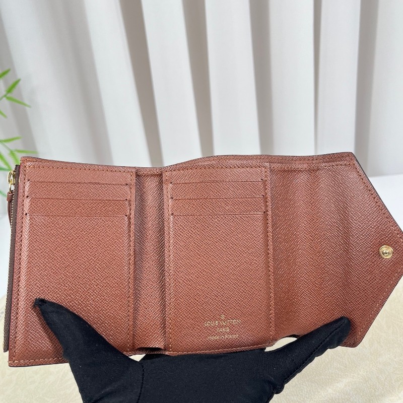 LV路易威登 老花短款三折疊豆豆錢包 經典老花配棕色內裡 內裡有隔層 可放現金-12