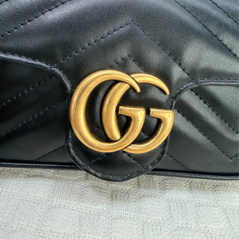 Gucci 黑牛皮霧金釦山形紋 Marmont Mini 下蓋斜背包-9