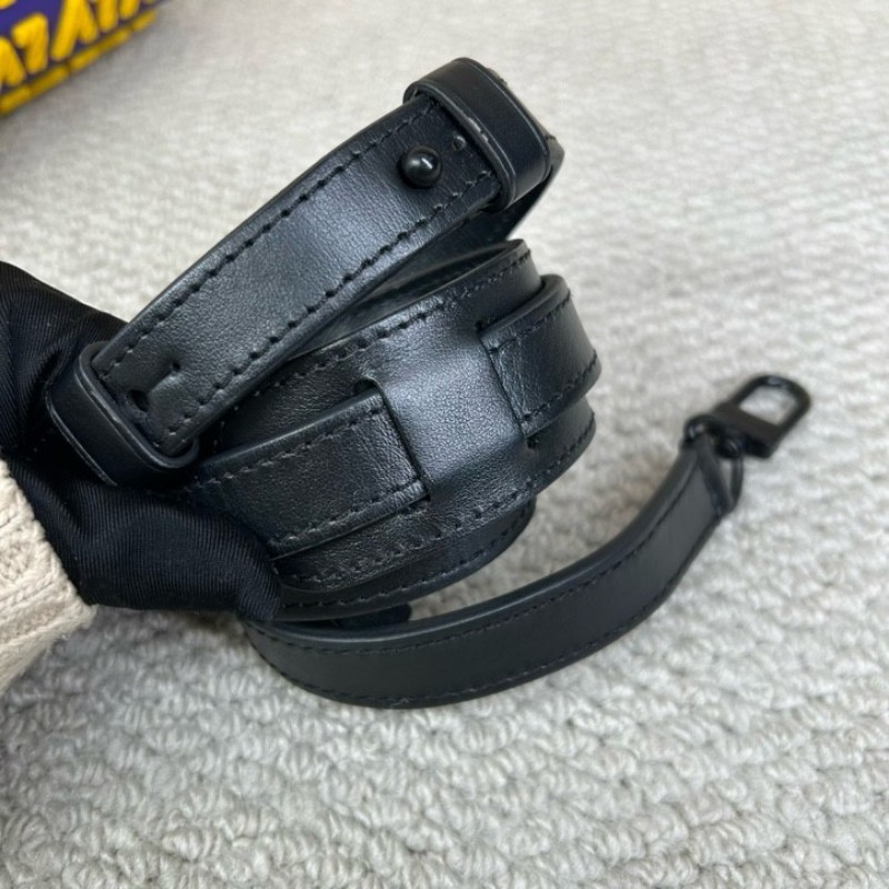 LV路易威登 Keepall XS Rubber秀款 經典Monogram帆布+橡膠LOGO拼接 藍黃撞色超吸睛 手提肩背都OK 日常通勤、休閒出行都很適合 趣味十足 辨識度超高-15