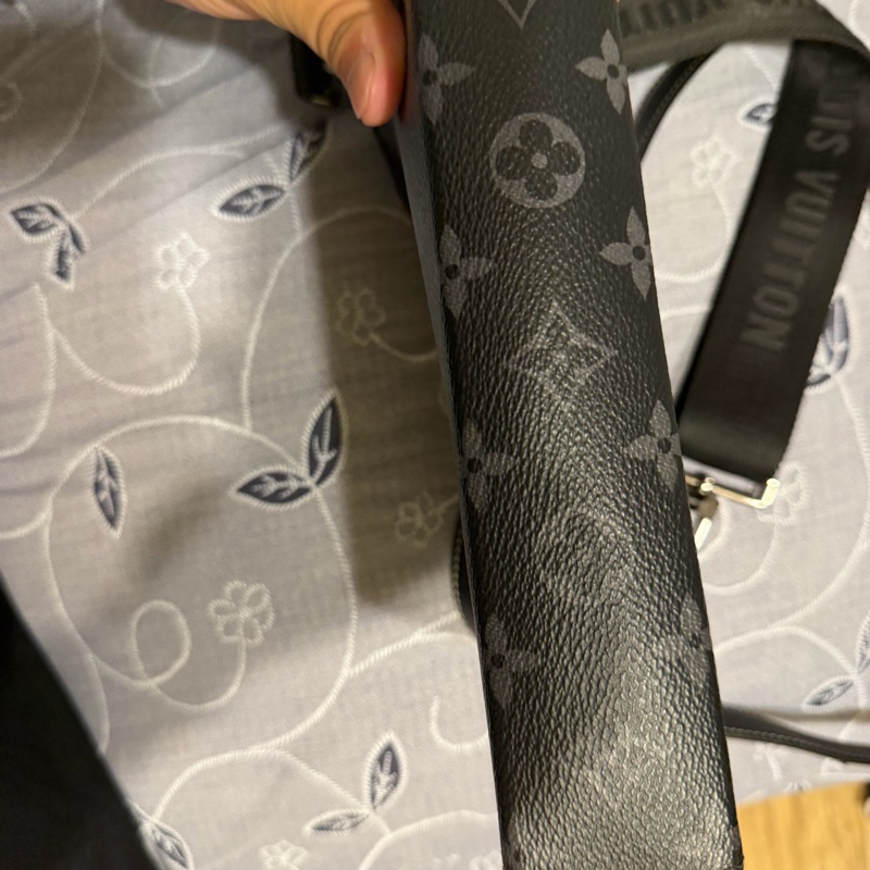 lv黑老花側背包-1