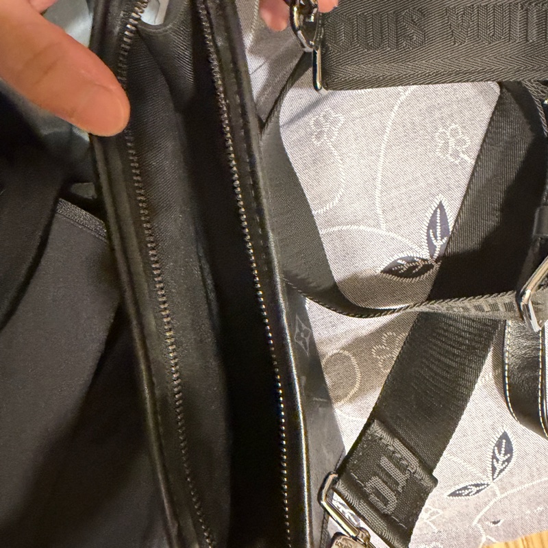 lv黑老花側背包-2