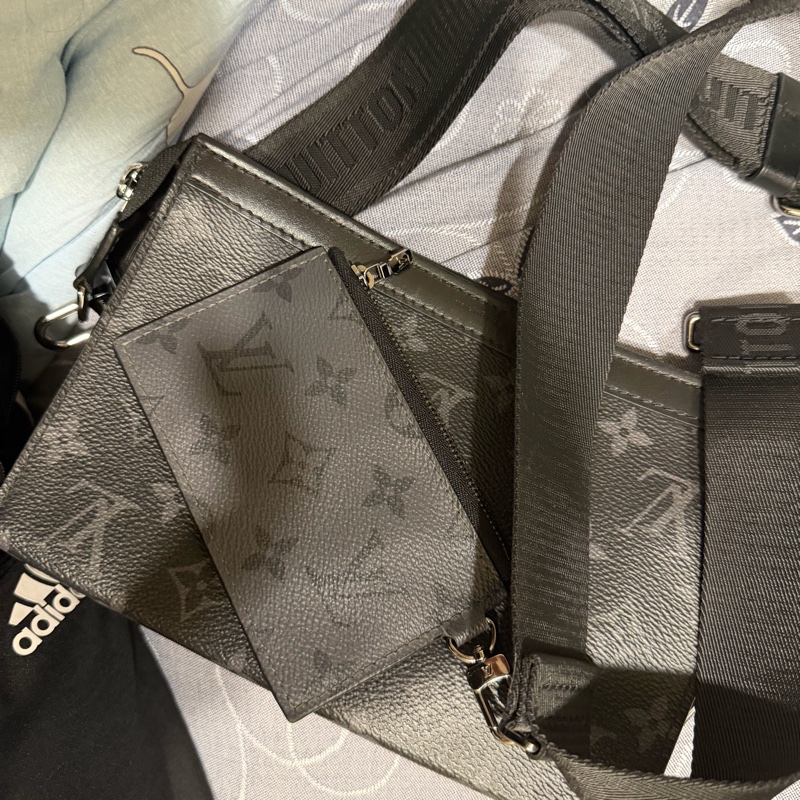 lv黑老花側背包-3