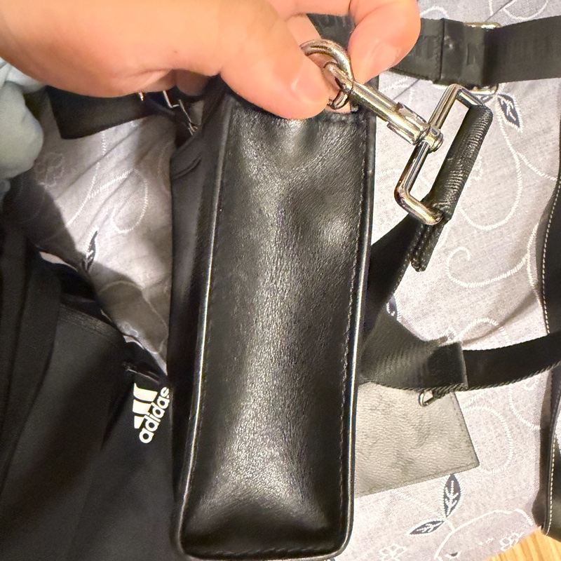 lv黑老花側背包-5