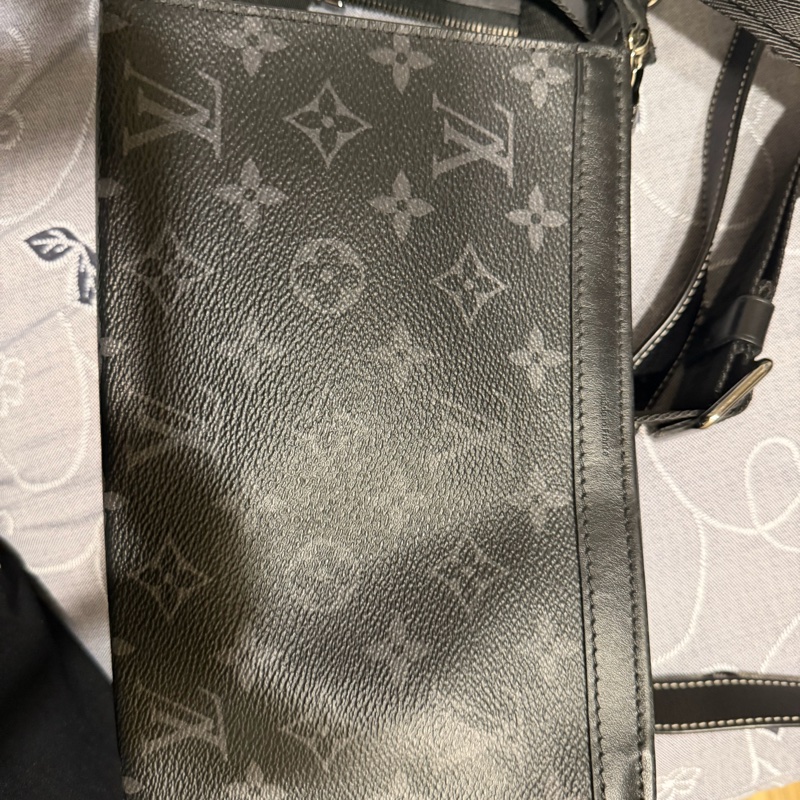 lv黑老花側背包-6