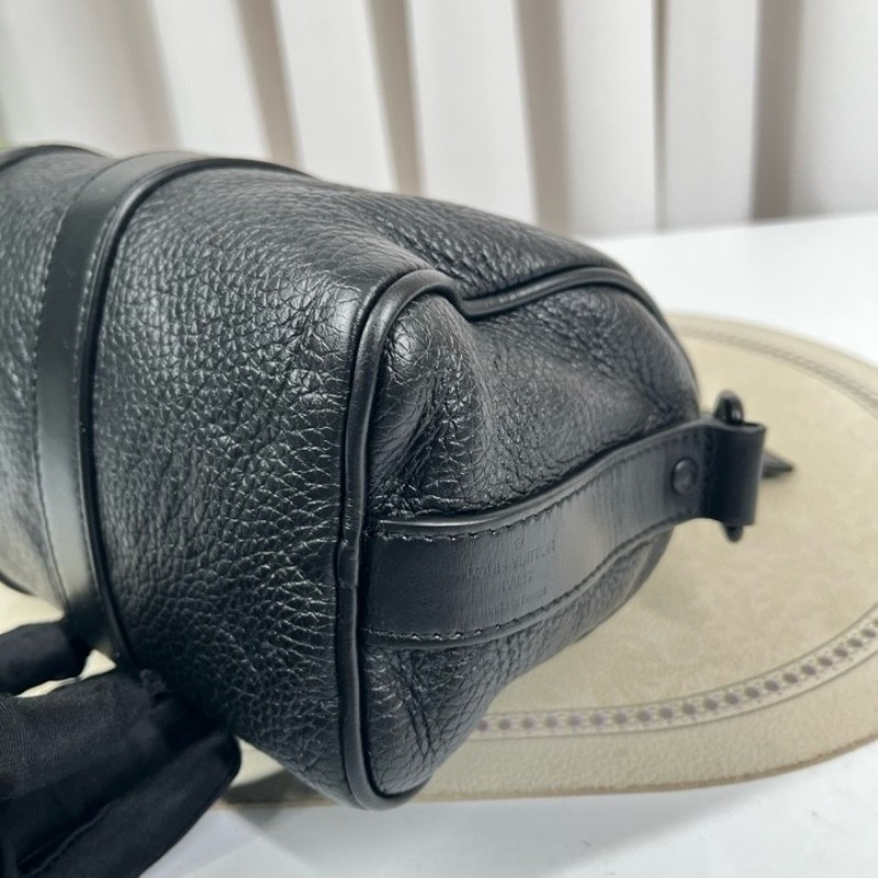 LV路易威登 24年票 無芯片 Keepall 25 黑色壓紋牛皮 經典老花壓紋 黑武士配色 容量可觀 肩帶可調節-7