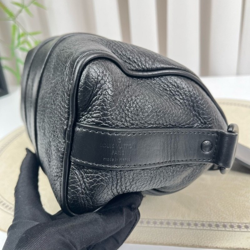 LV路易威登 24年票 無芯片 Keepall 25 黑色壓紋牛皮 經典老花壓紋 黑武士配色 容量可觀 肩帶可調節-8