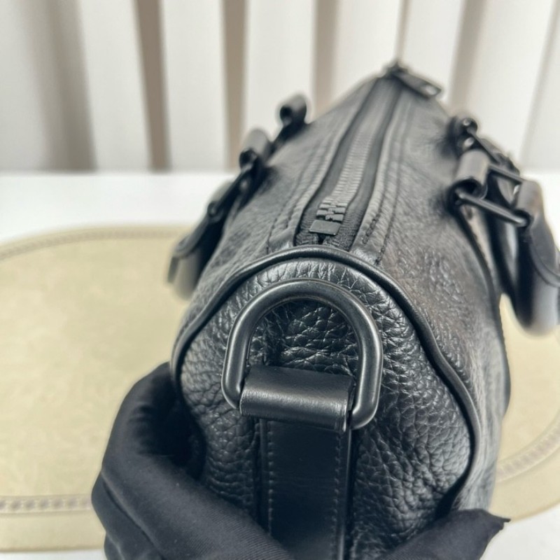 LV路易威登 24年票 無芯片 Keepall 25 黑色壓紋牛皮 經典老花壓紋 黑武士配色 容量可觀 肩帶可調節-15