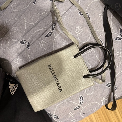 巴黎世家手機包