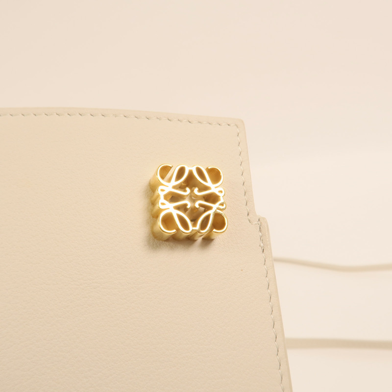 LOEWE 牛皮皮革Dice Pocket金扣肩背袋-8