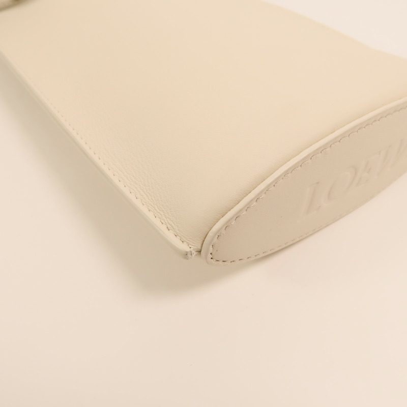 LOEWE 牛皮皮革Dice Pocket金扣肩背袋-11