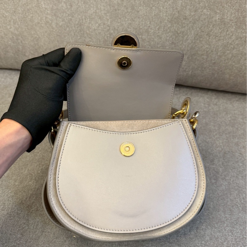 Chloe米白小牛皮翻蓋包-6