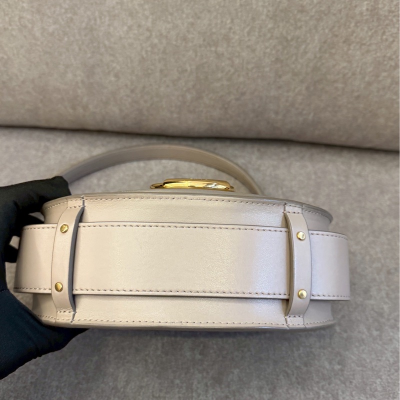 Chloe米白小牛皮翻蓋包-7