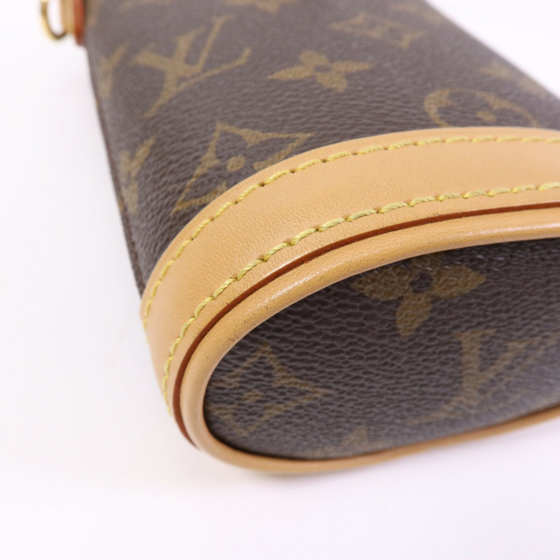 LOUIS VUITTON Monogram Fold Me Pouch金扣肩背袋-10