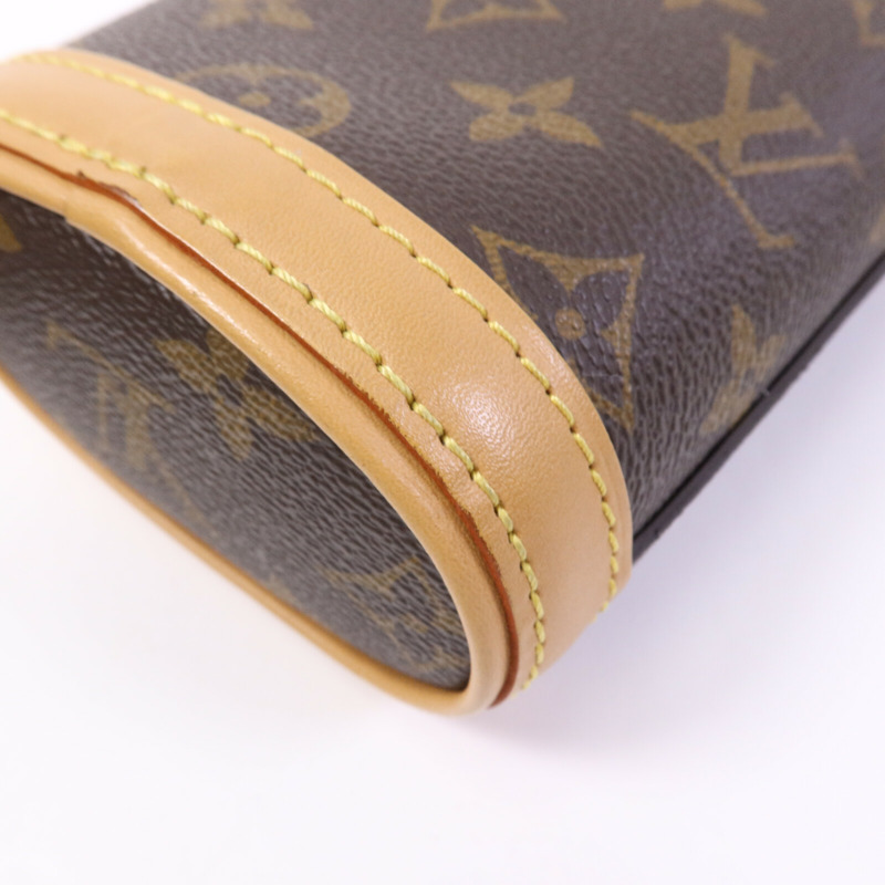 LOUIS VUITTON Monogram Fold Me Pouch金扣肩背袋-11