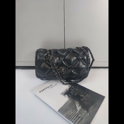 Chanel 霧銀鍊黑皮菱格泡泡口蓋包