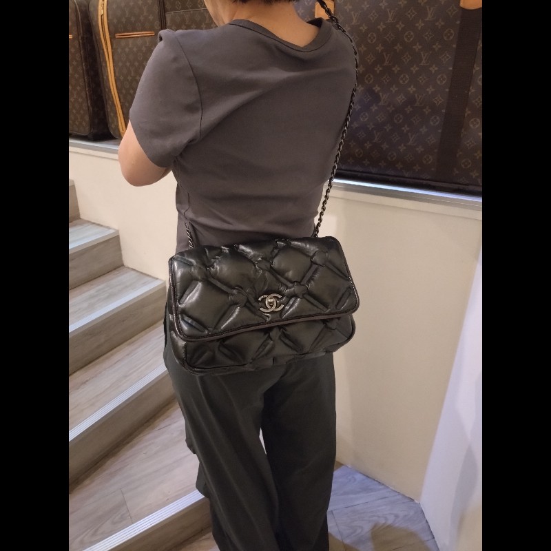 Chanel 霧銀鍊黑皮菱格泡泡口蓋包-4