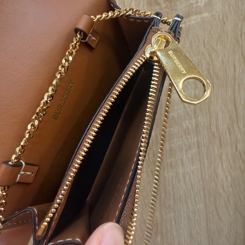 Burberry 經典格紋金釦斜背零錢卡包-10