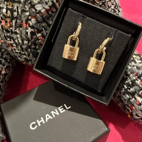 CHANEL仿舊鎖頭菱紋耳環