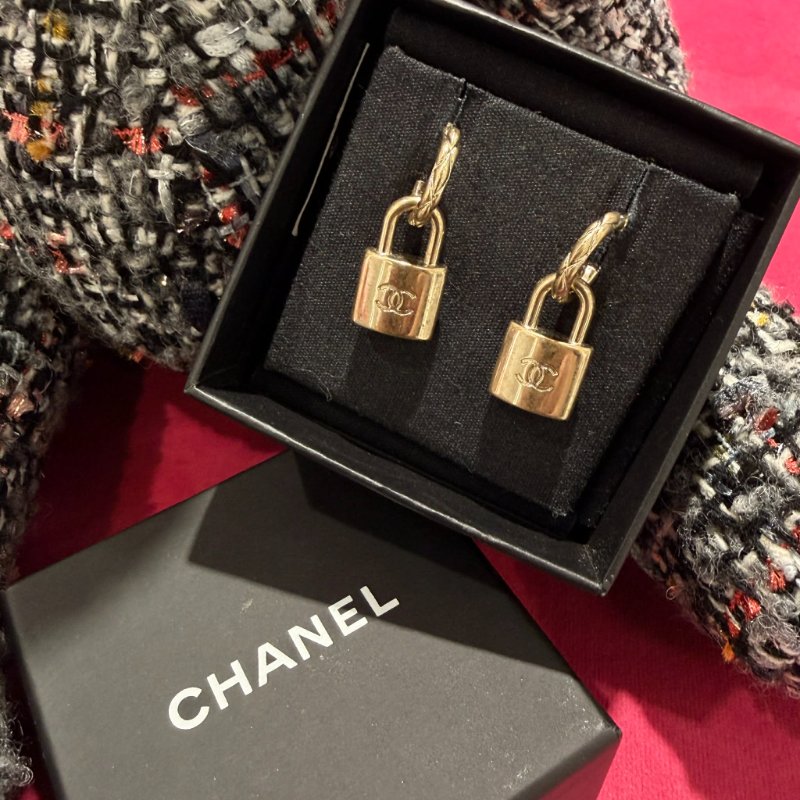 CHANEL仿舊鎖頭菱紋耳環-0
