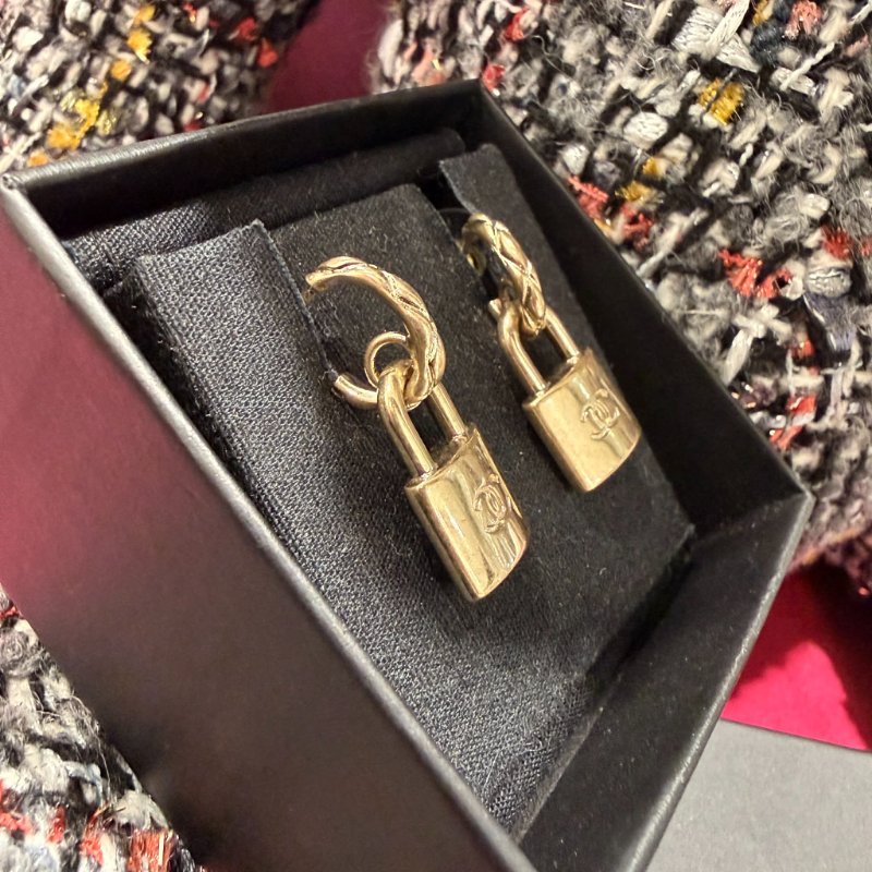 CHANEL仿舊鎖頭菱紋耳環-3