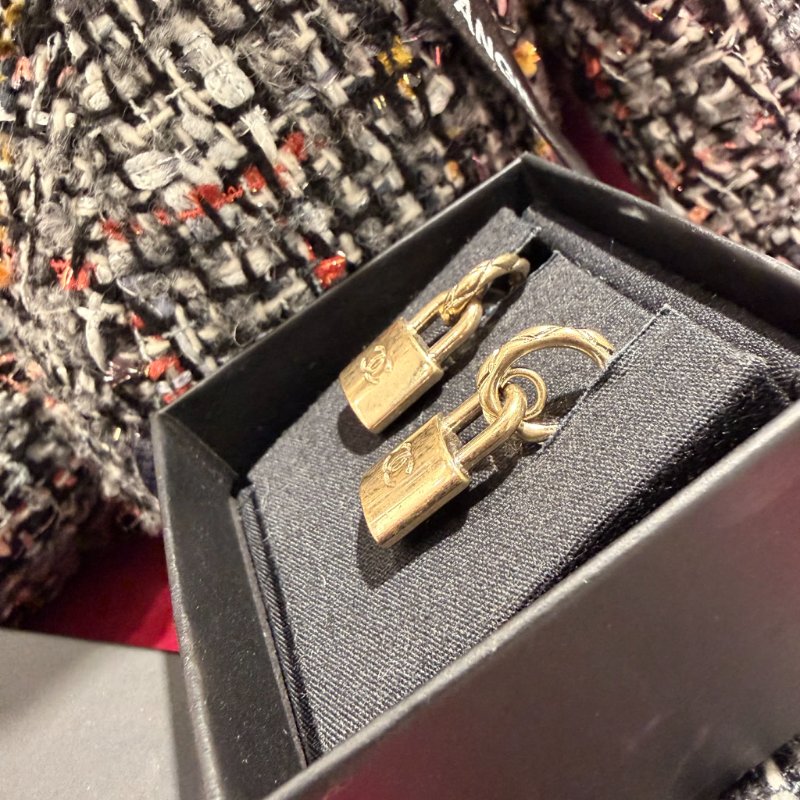 CHANEL仿舊鎖頭菱紋耳環-4