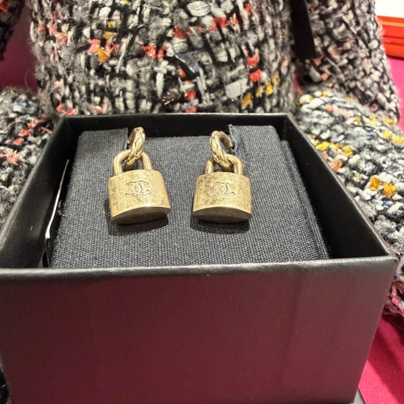 CHANEL仿舊鎖頭菱紋耳環-5