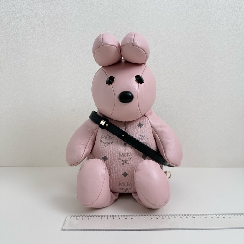MCM 粉色兔子雙肩包 金扣 附件:肩帶 尺寸:15*45*15cm-1
