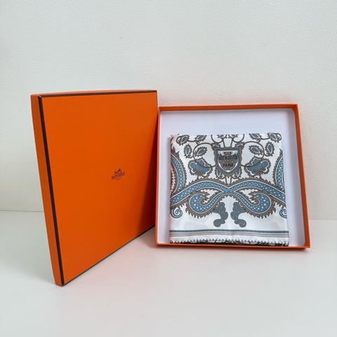 HERMES/愛馬仕桑蠶絲絲巾 全新 帶盒帶標 55*55cm