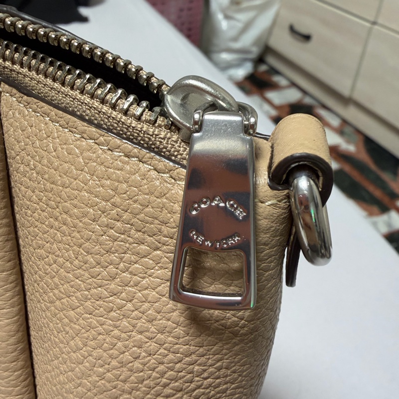 COACH奶茶色 水餃包/側背包/手提包-14