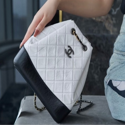 Chanel 香奈兒 Gabrielle 小牛皮 雙肩包 26開  尺寸： 22*11*23  黑色拼白色