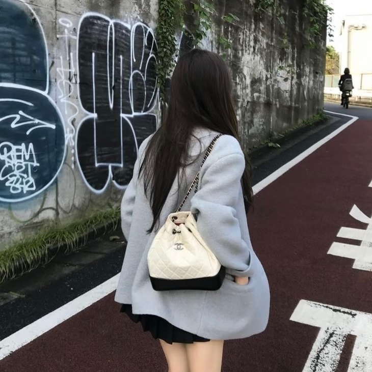 Chanel 香奈兒 Gabrielle 小牛皮 雙肩包 26開  尺寸： 22*11*23  黑色拼白色-1