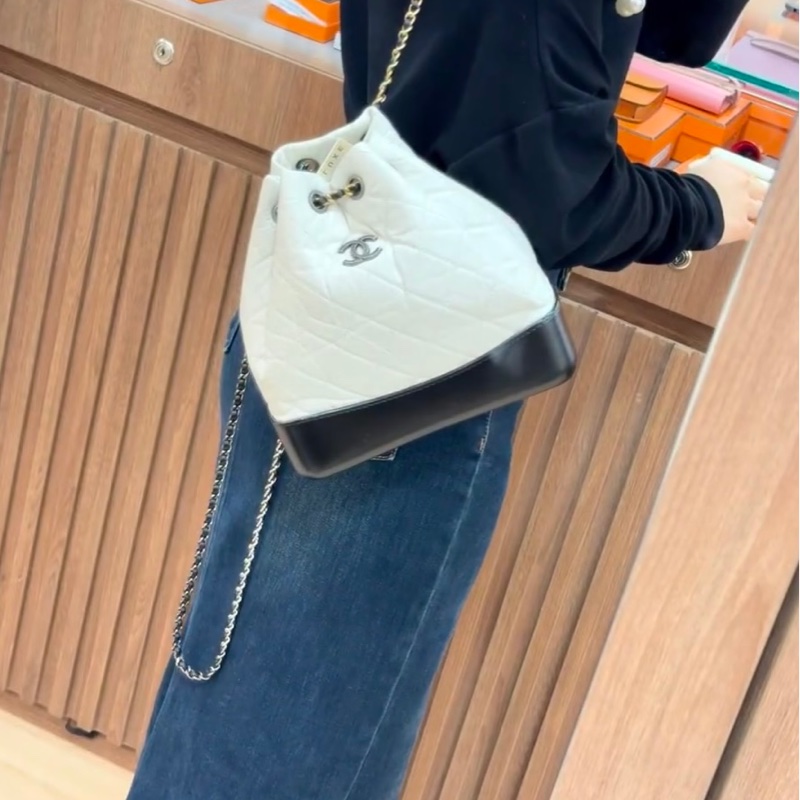 Chanel 香奈兒 Gabrielle 小牛皮 雙肩包 26開  尺寸： 22*11*23  黑色拼白色-2