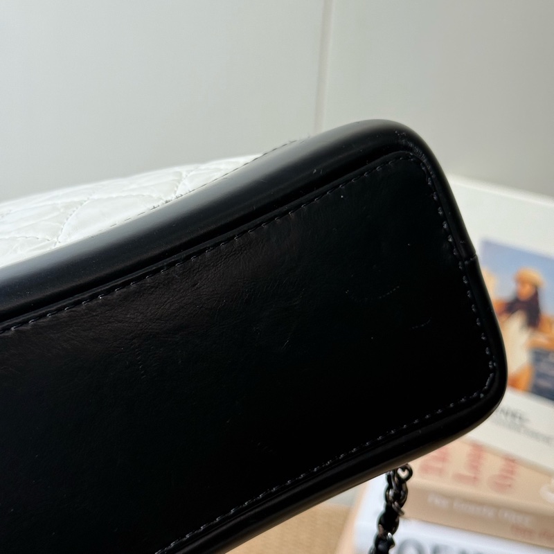 Chanel 香奈兒 Gabrielle 小牛皮 雙肩包 26開  尺寸： 22*11*23  黑色拼白色-11