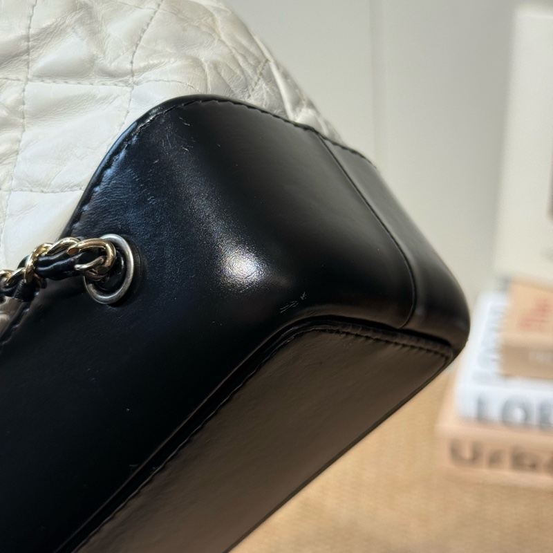 Chanel 香奈兒 Gabrielle 小牛皮 雙肩包 26開  尺寸： 22*11*23  黑色拼白色-13