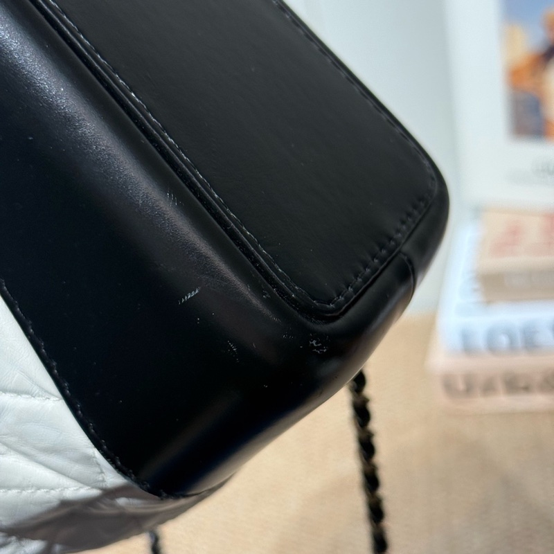 Chanel 香奈兒 Gabrielle 小牛皮 雙肩包 26開  尺寸： 22*11*23  黑色拼白色-16