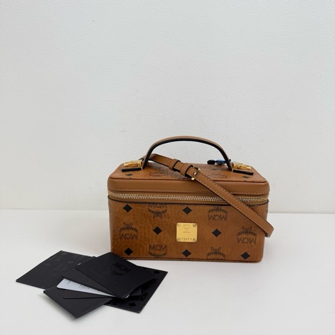 MCM 乾邑色 老花化妝盒 斜挎包 金扣 附件：肩帶 尺寸:20*11*10cm