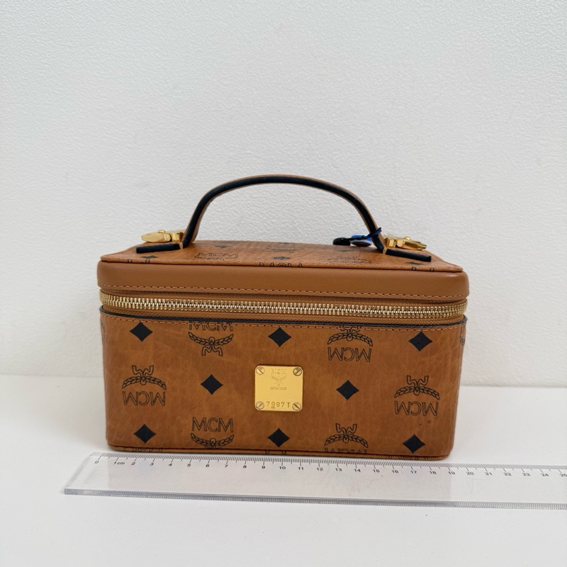 MCM 乾邑色 老花化妝盒 斜挎包 金扣 附件:肩帶 尺寸:20*11*10cm-1