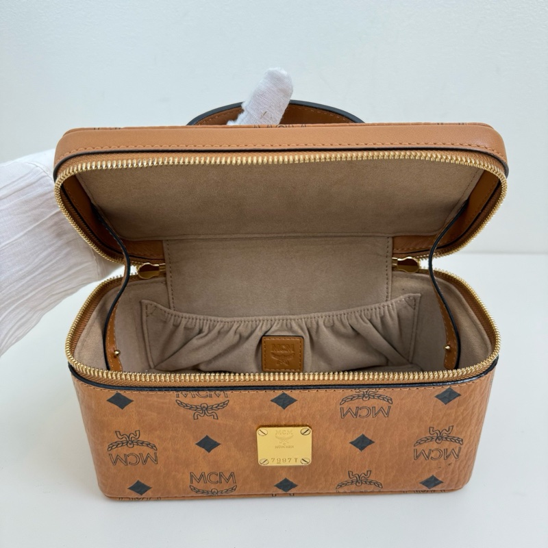 MCM 乾邑色 老花化妝盒 斜挎包 金扣 附件:肩帶 尺寸:20*11*10cm-7