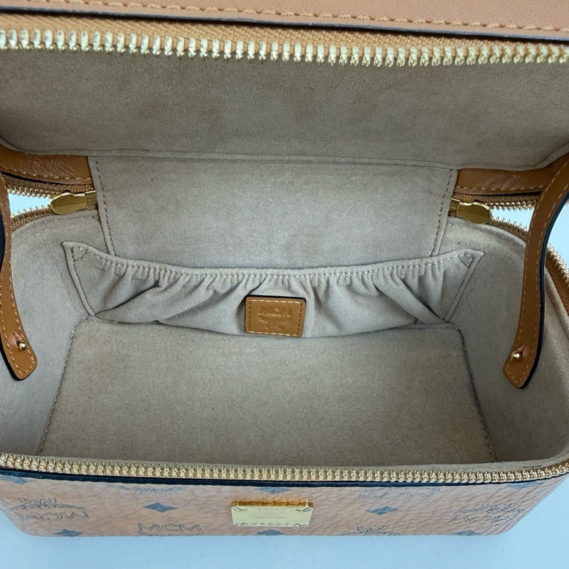 MCM 乾邑色 老花化妝盒 斜挎包 金扣 附件:肩帶 尺寸:20*11*10cm-8