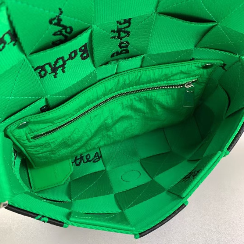 Bottega Veneta 23SS徽標刺繡15格豆腐斜背包25*15*5 98新配件塵袋-1