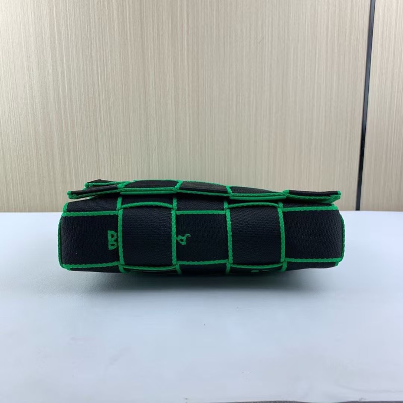 Bottega Veneta 23SS徽標刺繡15格豆腐斜背包25*15*5 98新配件塵袋-4