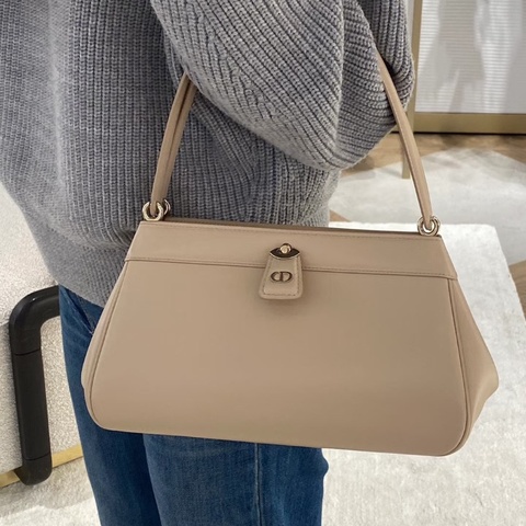 Dior Key奶茶色光面牛皮革    淺金扣手提包腋下包 經典CD字母標誌扣環設計26*16*11  98新配件塵袋 盒子 吊牌 保卡