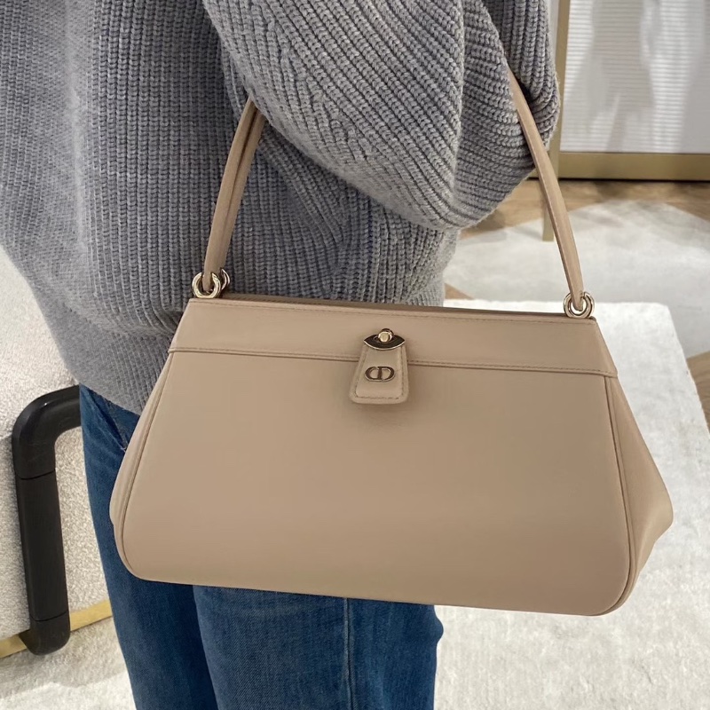 Dior Key奶茶色光面牛皮革 淺金扣手提包腋下包 經典CD字母標誌扣環設計26*16*11 98新配件塵袋 盒子 吊牌 保卡-0