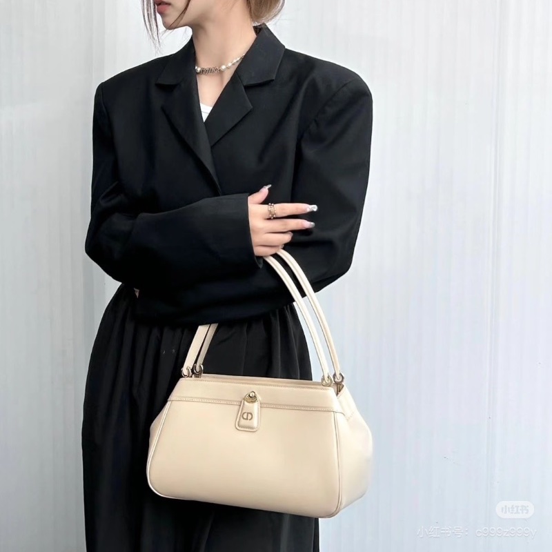 Dior Key奶茶色光面牛皮革 淺金扣手提包腋下包 經典CD字母標誌扣環設計26*16*11 98新配件塵袋 盒子 吊牌 保卡-1
