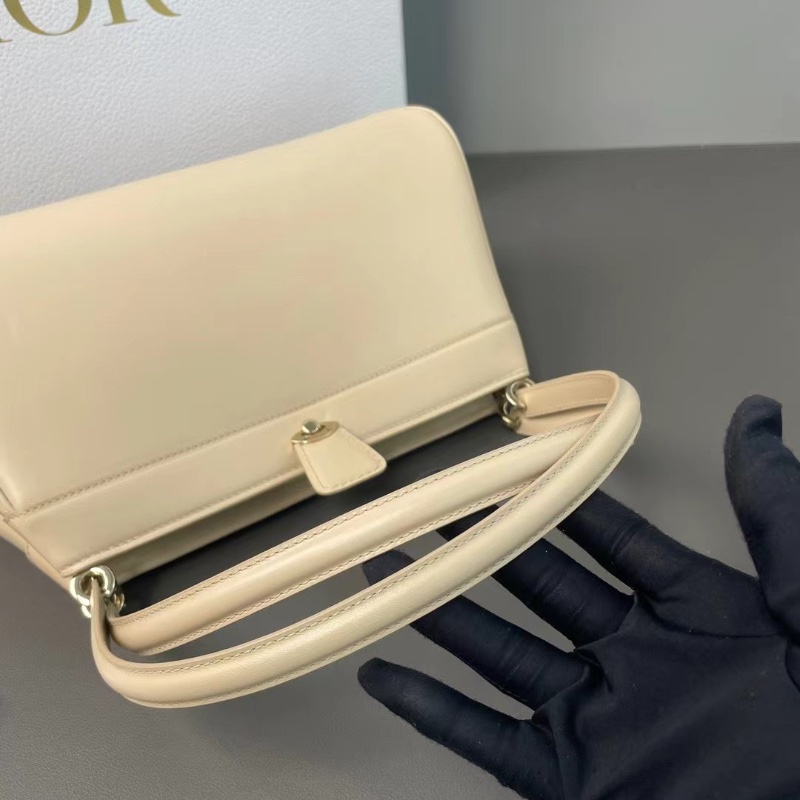 Dior Key奶茶色光面牛皮革 淺金扣手提包腋下包 經典CD字母標誌扣環設計26*16*11 98新配件塵袋 盒子 吊牌 保卡-7