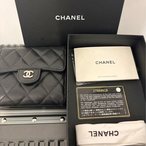 CHANEL 經典荔枝皮銀扣短夾